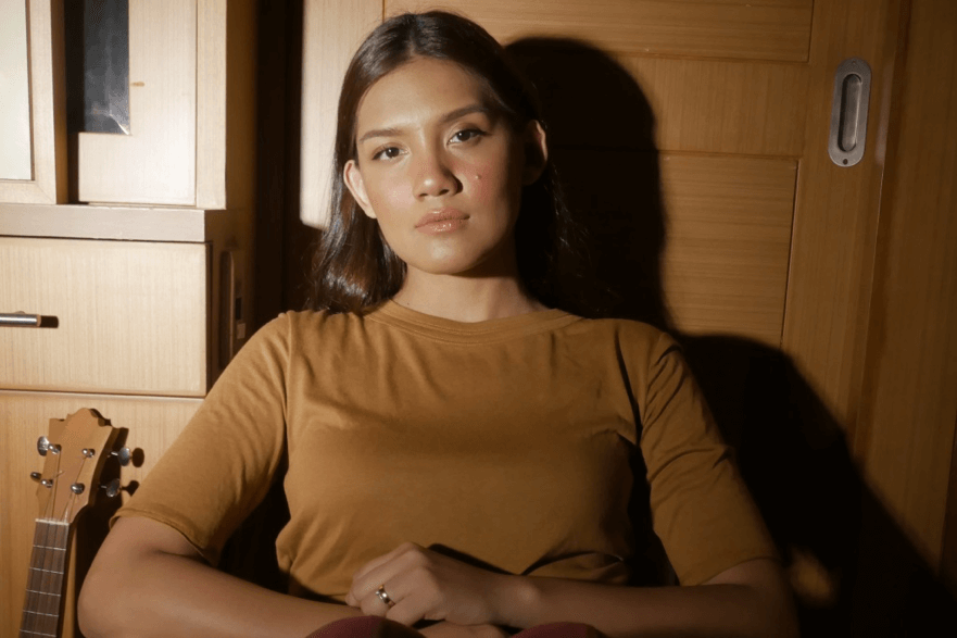 Monita Tahalea – Dari Balik Jendela